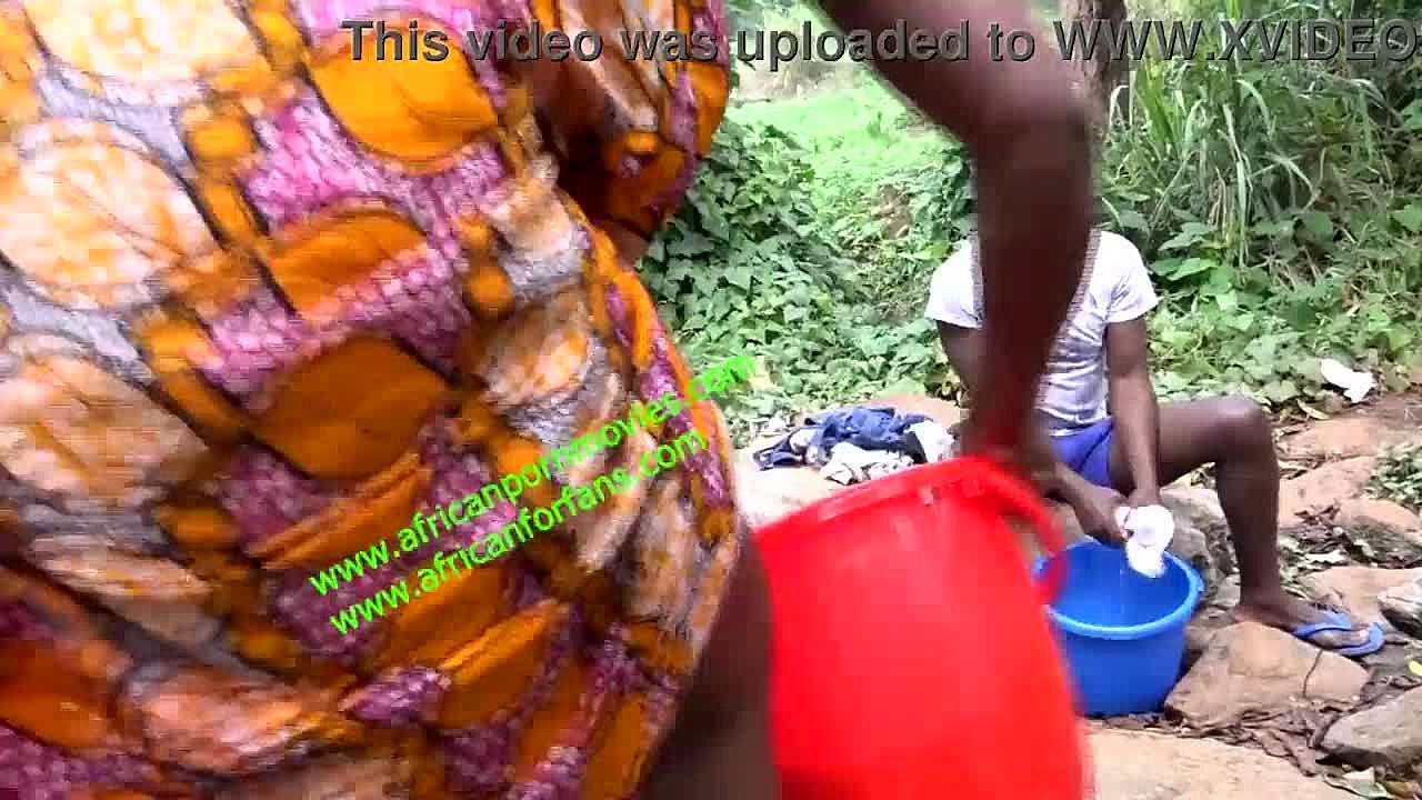 Une femme africaine aux gros seins reçoit son anus serré par une grosse bite noire en public