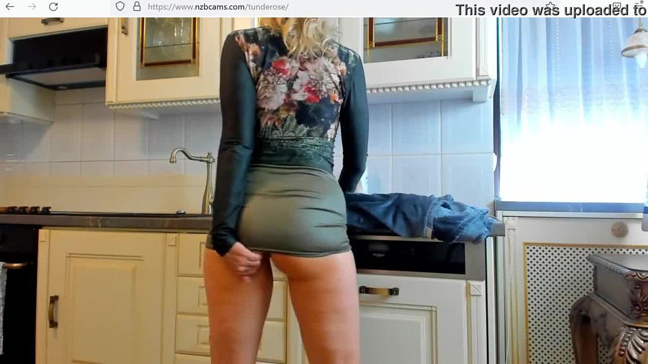 Riktig hemlagad video av en mogen fru i täta kläder